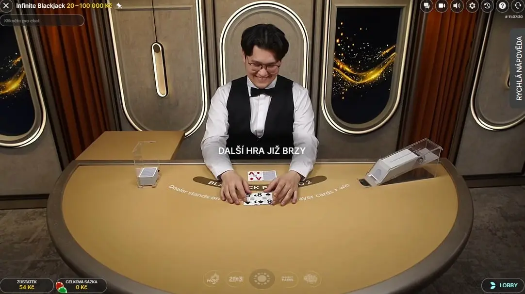 Apollo Games Infinite Blackjack – živá hra s dealerem online. Krupiér rozdává karty ve hře Infinite Blackjack v Apollo Games Casino.